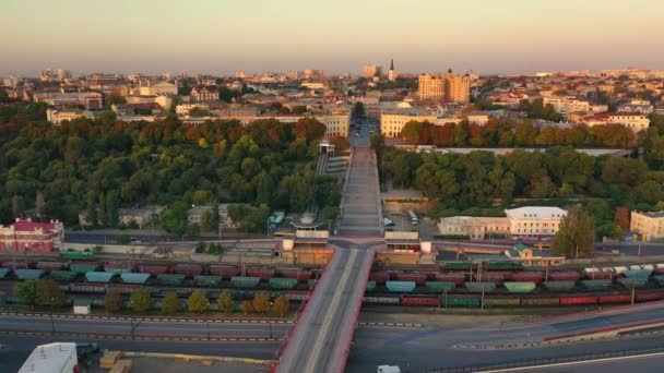 Flygfoto av Odessas hamn med långa bryggor — Stockvideo