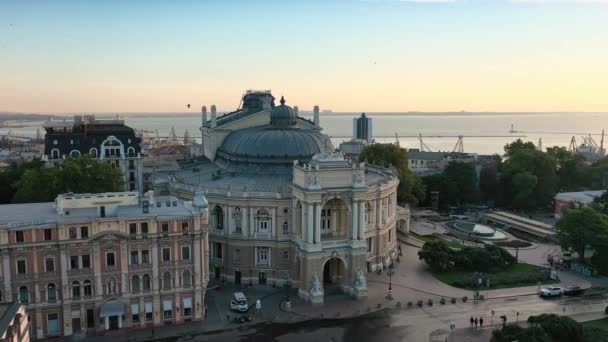 Ópera de Odessa e teatro de balé em Odessa ao pôr-do-sol da manhã, Ucrânia — Vídeo de Stock