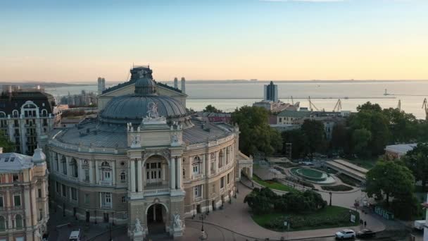 Ópera de Odessa e teatro de balé em Odessa ao pôr-do-sol da manhã, Ucrânia — Vídeo de Stock