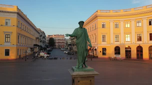 Monument över Duc de Richelie en soluppgång i Odessa, Ukraina — Stockvideo
