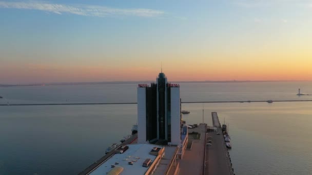 Letecký záběr z přístavu Odessa s dlouhými pilíři — Stock video