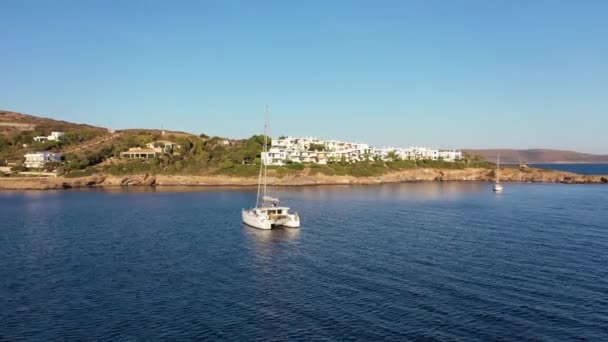 Velero catamarán Yate anclado en aguas profundas de mar azul — Vídeos de Stock