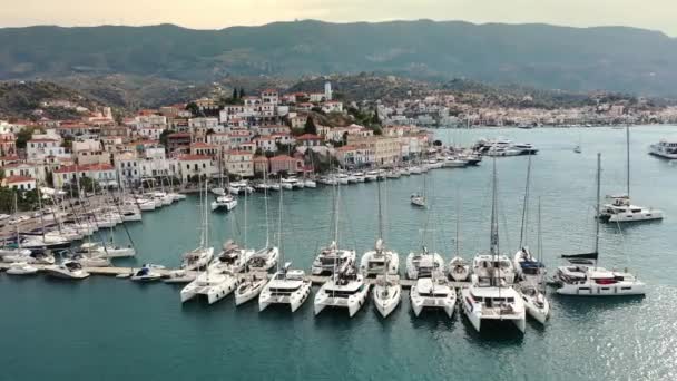 Luftaufnahme der Altstadt und des Hafens von Poros, Griechenland - Drohnenvideographie — Stockvideo
