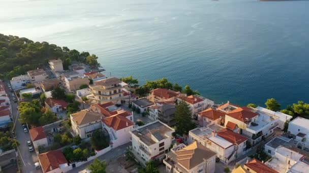Veduta aerea del centro storico di Ermioni e marina o porto marittimo, Grecia - drone videografia — Video Stock