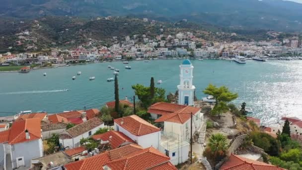 Veduta aerea della città vecchia di Poros e marina o porto marittimo, Grecia - drone videografia — Video Stock