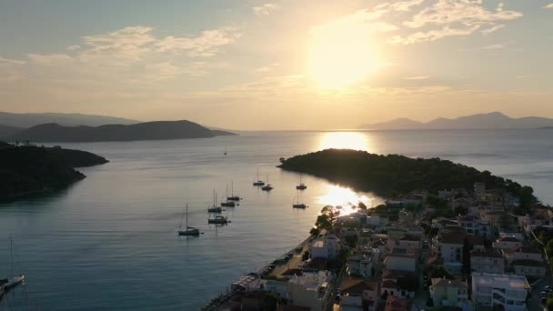 Vista aérea del casco antiguo de Ermioni y del puerto deportivo o marítimo, Grecia - videografía con drones — Vídeos de Stock
