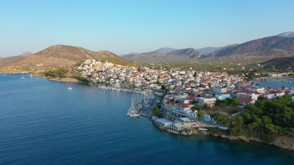 Vista aérea del casco antiguo de Ermioni y del puerto deportivo o marítimo, Grecia - videografía con drones — Vídeos de Stock