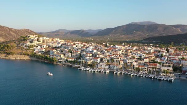 Luchtfoto van Ermioni oude stad en jachthaven of zeehaven, Griekenland - drone videografie — Stockvideo