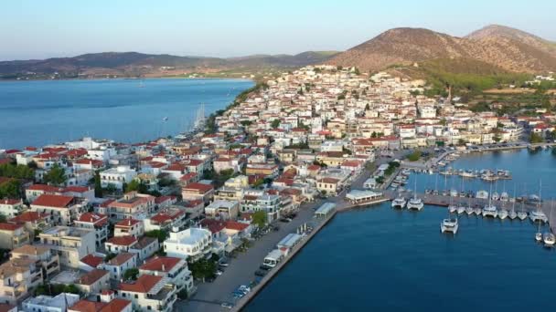 Vista aérea del casco antiguo de Ermioni y del puerto deportivo o marítimo, Grecia - videografía con drones — Vídeos de Stock