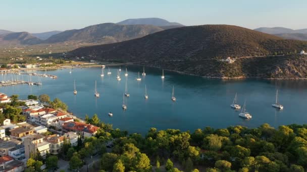 Vista aérea del casco antiguo de Ermioni y del puerto deportivo o marítimo, Grecia - videografía con drones — Vídeos de Stock