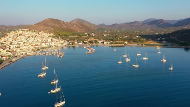 Vista aérea del casco antiguo de Ermioni y del puerto deportivo o marítimo, Grecia - videografía con drones — Vídeo de stock