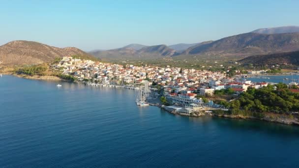 Vista aérea del casco antiguo de Ermioni y del puerto deportivo o marítimo, Grecia - videografía con drones — Vídeos de Stock