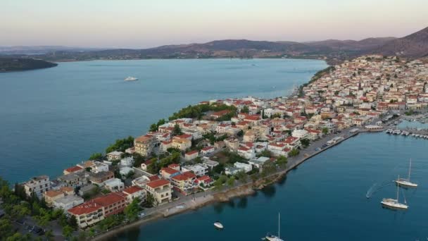 Vista aérea del casco antiguo de Ermioni y del puerto deportivo o marítimo, Grecia - videografía con drones — Vídeo de stock