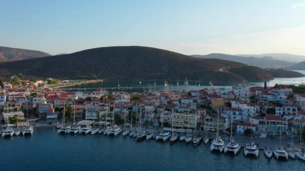 Veduta aerea del centro storico di Ermioni e marina o porto marittimo, Grecia - drone videografia — Video Stock