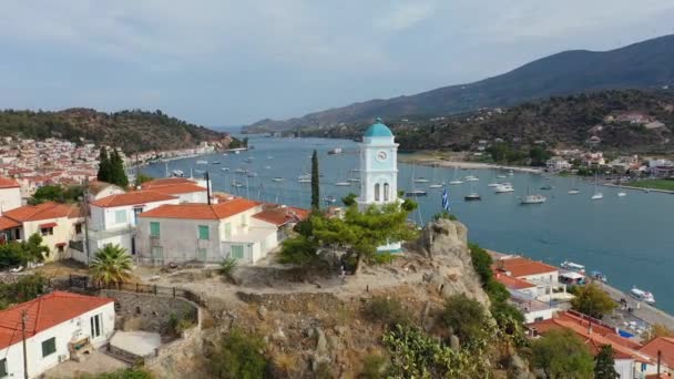 Letecký pohled na Poros staré město a přístav nebo přístav, Řecko - drone videografie — Stock video