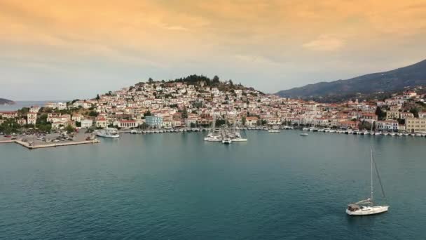 Vista aérea del casco antiguo de Poros y puerto deportivo o marítimo, Grecia - videografía de drones — Vídeo de stock