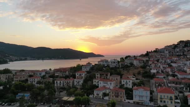 Letecký pohled na Poros staré město a přístav nebo přístav, Řecko - drone videografie — Stock video