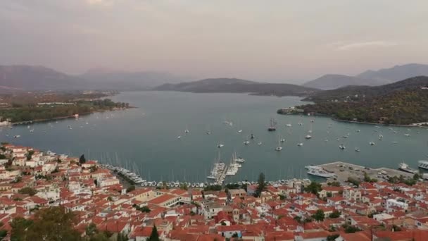 Letecký pohled na Poros staré město a přístav nebo přístav, Řecko - drone videografie — Stock video