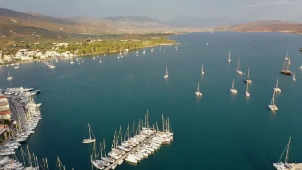 Veduta aerea della città vecchia di Poros e marina o porto marittimo, Grecia - drone videografia — Video Stock