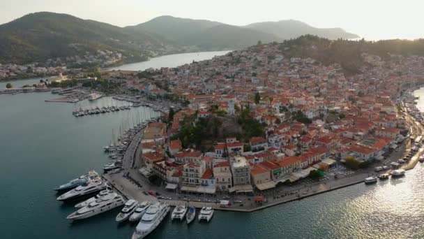 Veduta aerea della città vecchia di Poros e marina o porto marittimo, Grecia - drone videografia — Video Stock