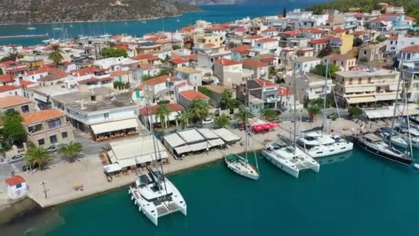 Vista aérea de la ciudad de Ermioni, Grecia - videografía de drones — Vídeo de stock