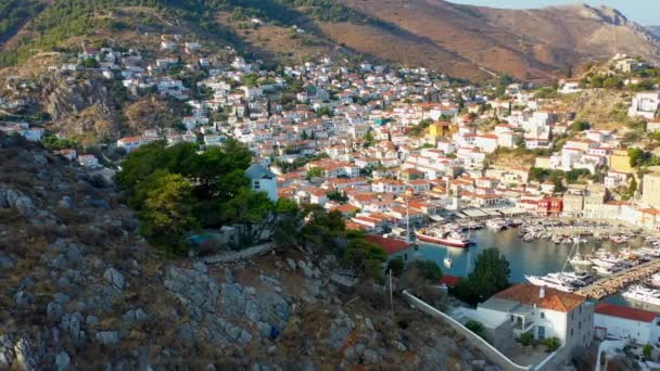 Veduta aerea della città vecchia di Idra e marina o porto marittimo, Grecia - drone videografia — Video Stock