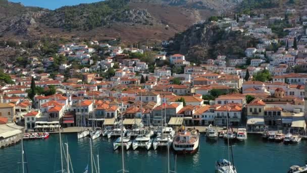 Vista aérea del casco antiguo de Hydra y del puerto deportivo o marítimo, Grecia - videografía de drones — Vídeo de stock