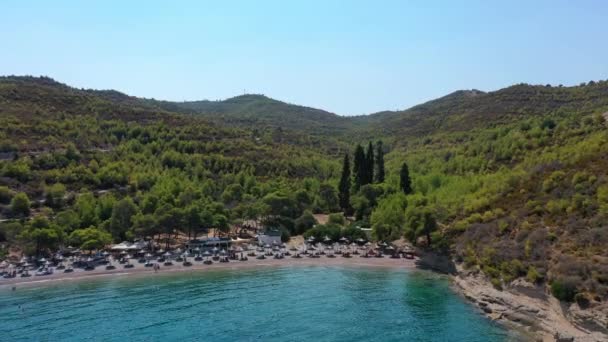 Praia pacífica com turistas em férias de verão, mar Mediterrâneo, Spetses, Grécia — Vídeo de Stock