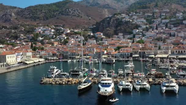 Vista aérea del casco antiguo de Hydra y del puerto deportivo o marítimo, Grecia - videografía de drones — Vídeo de stock