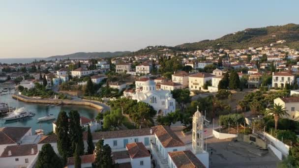 Spetses古城和码头或海港的空中景观，希腊-无人机摄像 — 图库视频影像