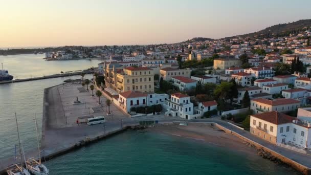 Vista aérea del casco antiguo de Spetses y del puerto deportivo o marítimo, Grecia - videografía con drones — Vídeo de stock