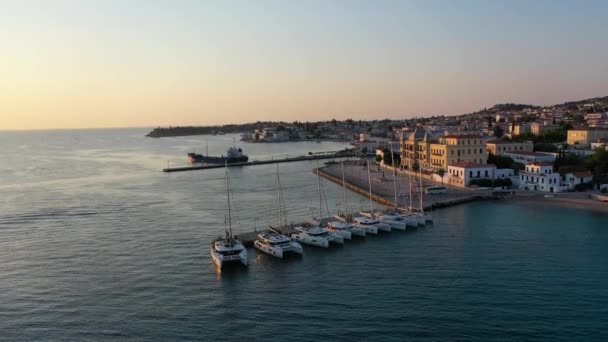 Catamarán y vela Yates anclados a raya en aguas profundas de mar azul al amanecer — Vídeo de stock