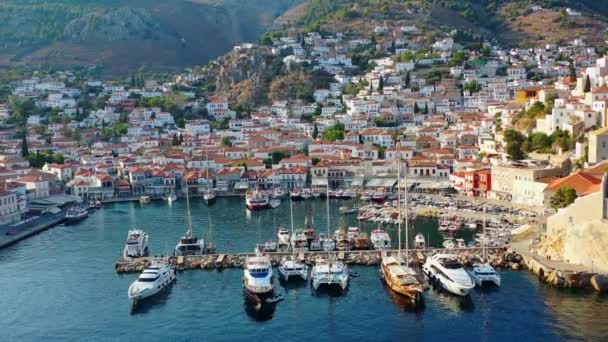 Luftaufnahme der Altstadt und des Yachthafens von Hydra, Griechenland - Drohnenvideographie — Stockvideo