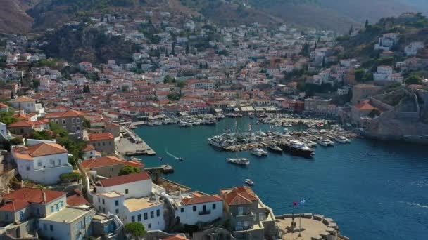 Αεροφωτογραφία της παλιάς πόλης και της μαρίνας ή του λιμανιού της Ύδρας, Ελλάδα - drone videography — Αρχείο Βίντεο