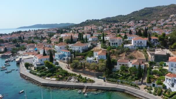 Spetses古城和码头或海港的空中景观，希腊-无人机摄像 — 图库视频影像