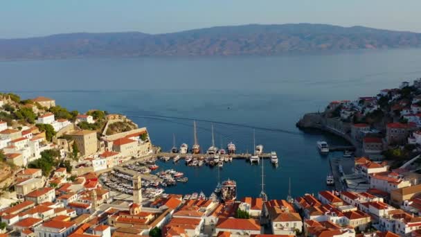 Widok z lotu ptaka na stare miasto i port morski w Hydrze, Grecja - zdjęcia dronów — Wideo stockowe