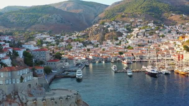 Vista aérea del casco antiguo de Hydra y del puerto deportivo o marítimo, Grecia - videografía de drones — Vídeos de Stock