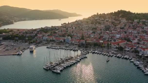 Вид с воздуха на Старый город Пороса и пристань для яхт или морской порт, Греция - видеозапись беспилотника — стоковое видео