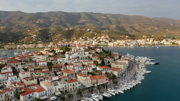 Veduta aerea della città vecchia di Poros e marina o porto marittimo, Grecia - drone videografia — Video Stock