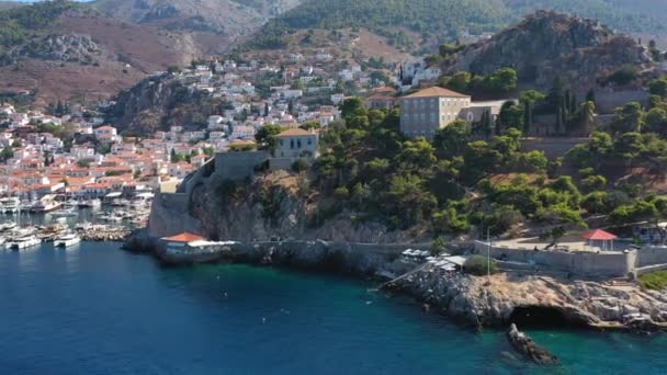 Hydra 'nın eski kasaba ve marina veya liman manzarası, Yunanistan - insansız hava aracı videosu — Stok video
