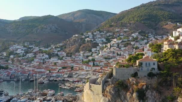 Vista aérea del casco antiguo de Hydra y del puerto deportivo o marítimo, Grecia - videografía de drones — Vídeos de Stock