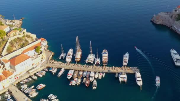 Veduta aerea della città vecchia di Idra e marina o porto marittimo, Grecia - drone videografia — Video Stock