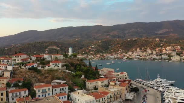 Vista aérea del casco antiguo de Poros y puerto deportivo o marítimo, Grecia - videografía de drones — Vídeos de Stock