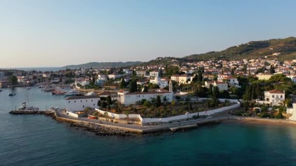 Veduta aerea di Spetses città vecchia e marina o porto marittimo, Grecia - drone videografia — Video Stock