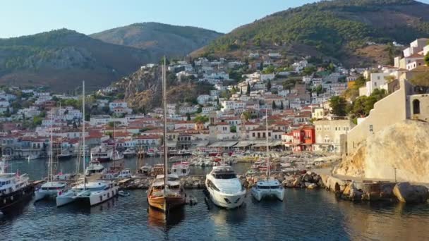 Letecký pohled na staré město Hydra a přístav nebo přístav, Řecko - drone videografie — Stock video
