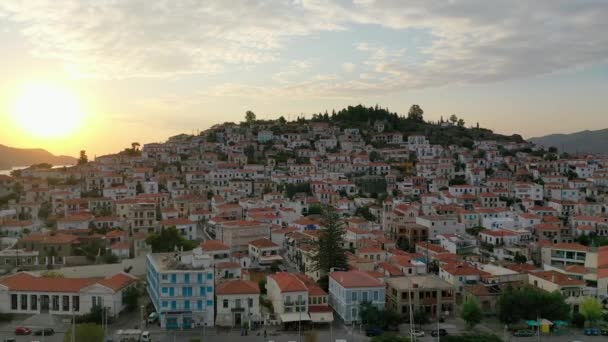 Vista aérea del casco antiguo de Poros y puerto deportivo o marítimo, Grecia - videografía de drones — Vídeos de Stock