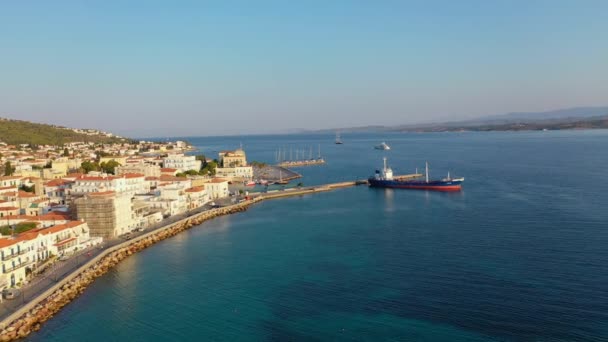 Veduta aerea di Spetses città vecchia e marina o porto marittimo, Grecia - drone videografia — Video Stock