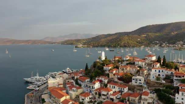 Vista aérea del casco antiguo de Poros y puerto deportivo o marítimo, Grecia - videografía de drones — Vídeos de Stock