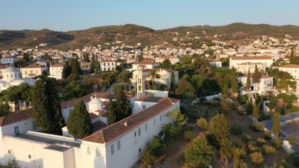 Letecký pohled na Spetses staré město a přístav nebo námořní přístav, Řecko - drone videografie — Stock video