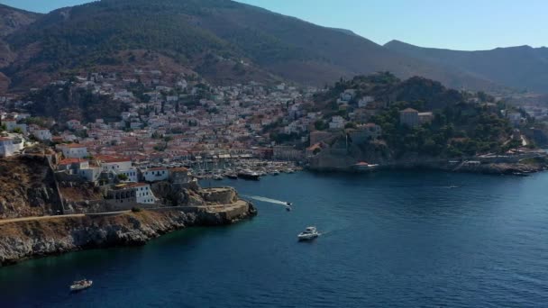 Vista aérea del casco antiguo de Hydra y del puerto deportivo o marítimo, Grecia - videografía de drones — Vídeos de Stock